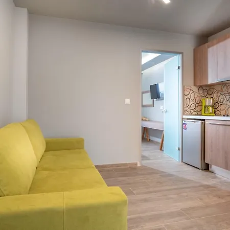 Stavros Compass Hotel *