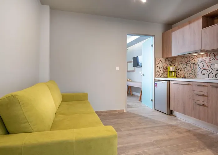 Stavros Compass Hotel *